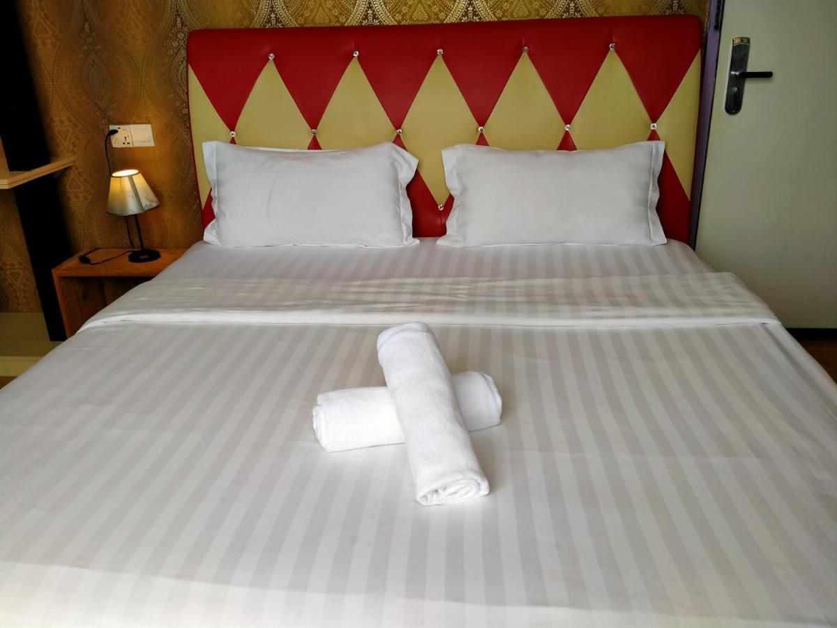 Hotel Zamburger Enstek Sepang Exterior foto