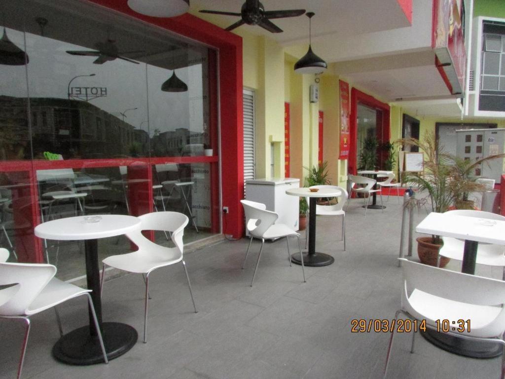 Hotel Zamburger Enstek Sepang Exterior foto