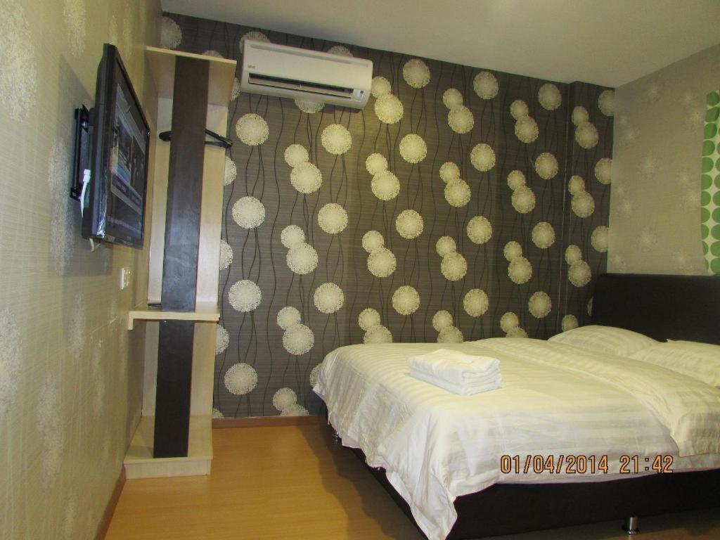 Hotel Zamburger Enstek Sepang Exterior foto