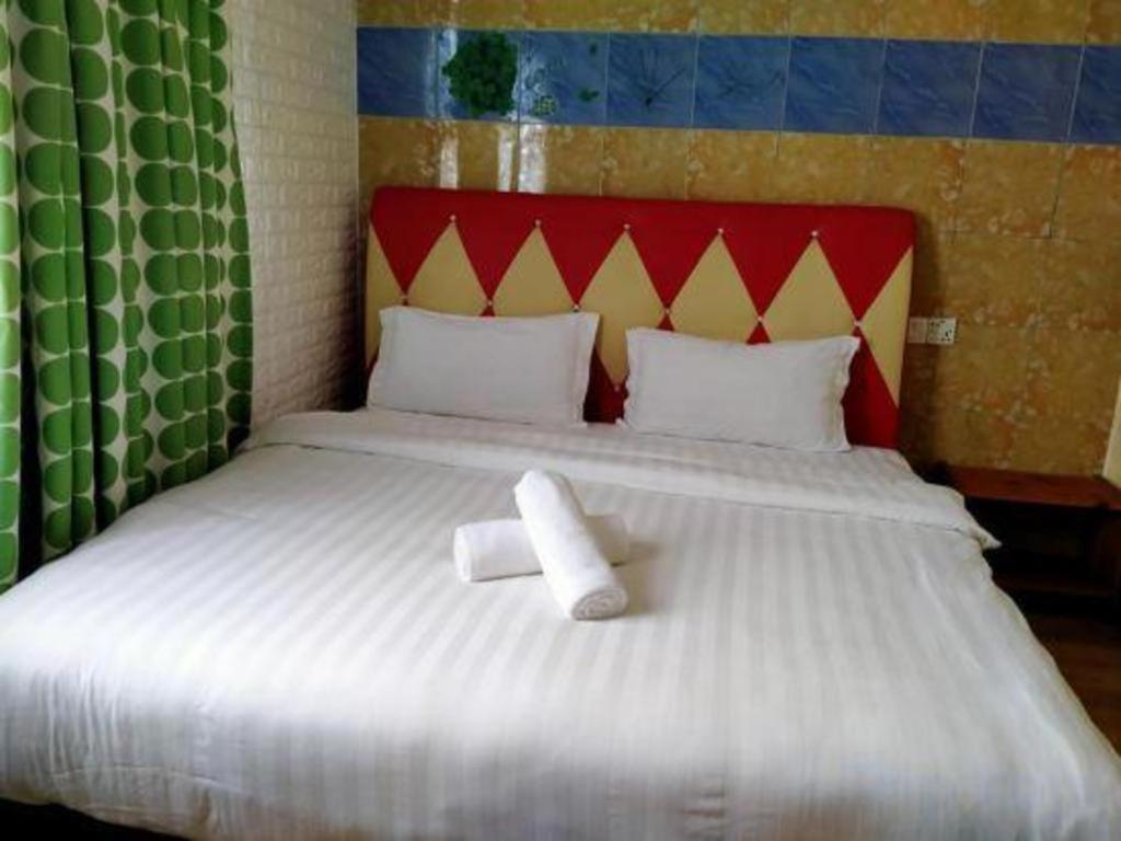 Hotel Zamburger Enstek Sepang Exterior foto